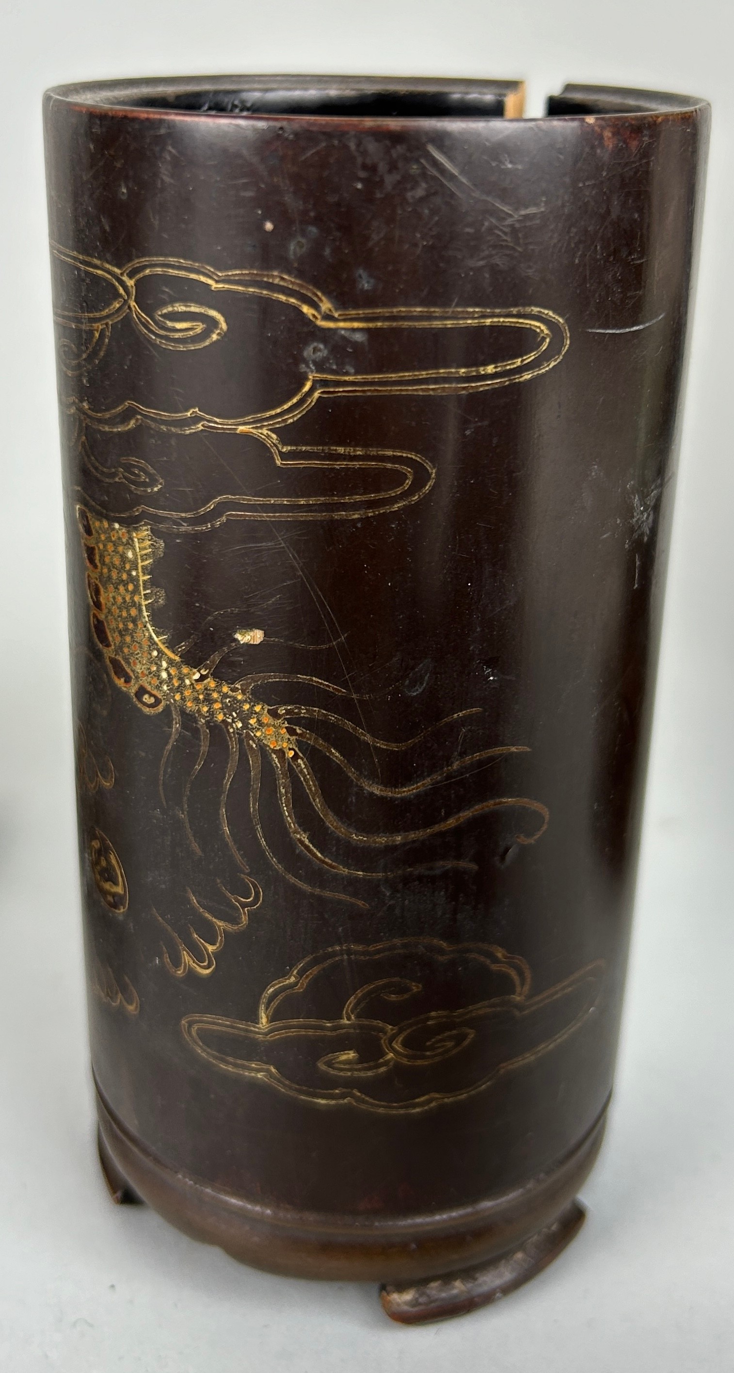 A COLLECTION OF CHINESE ITEMS TO INCLUDE A BROWN LACQUERED BRUSH POT WITH A FIVE CLAW DRAGON (6) - Image 4 of 7