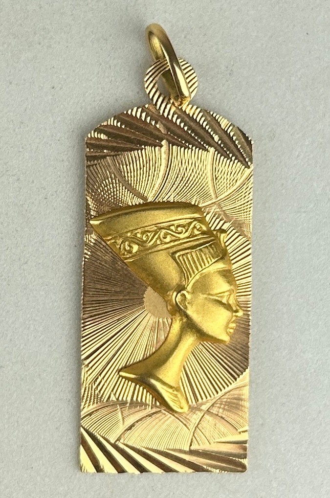 EGYPTIAN REVIVAL: A GOLD PENDANT WITH BUST OF NEFERTITI, Weight 5.7gms - Image 2 of 3