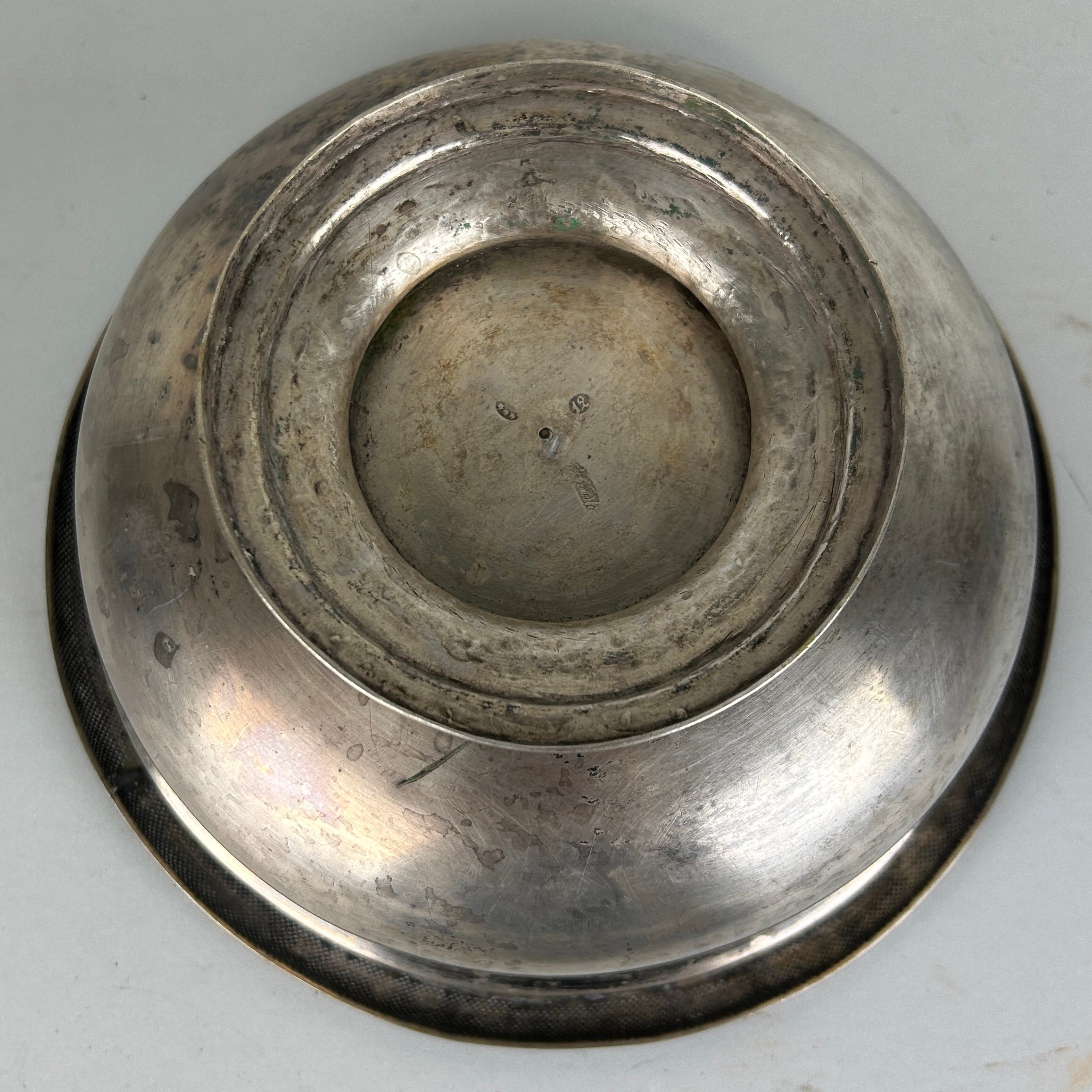 A FOREIGN SILVER BOWL WITH GILT INTERIOR, Weight 637gms 20cm x 9cm - Image 3 of 3