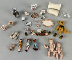 A SMALL COLLECTION OF DOLLS HOUSE FURNITURE (QTY)
