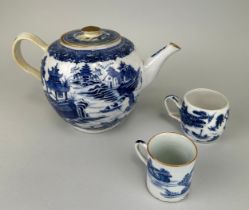 A CHINESE BLUE AND WHITE TEA POT WITH TWO CUPS (3), Tea pot 25cm x 15cm