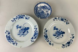 A PAIR OF 18TH / 19TH CENTURY CHINESE BLUE AND WHITE PLATES ALONG WITH ANOTHER SMALLER EXAMPLE (3)