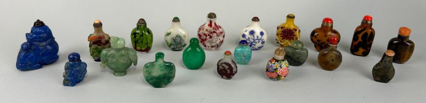 A COLLECTION TWENTY CHINESE SNUFF BOTTLES TO INCLUDE LAPIS LAZULI, JADE, BEIJING GLASS, AGATE,