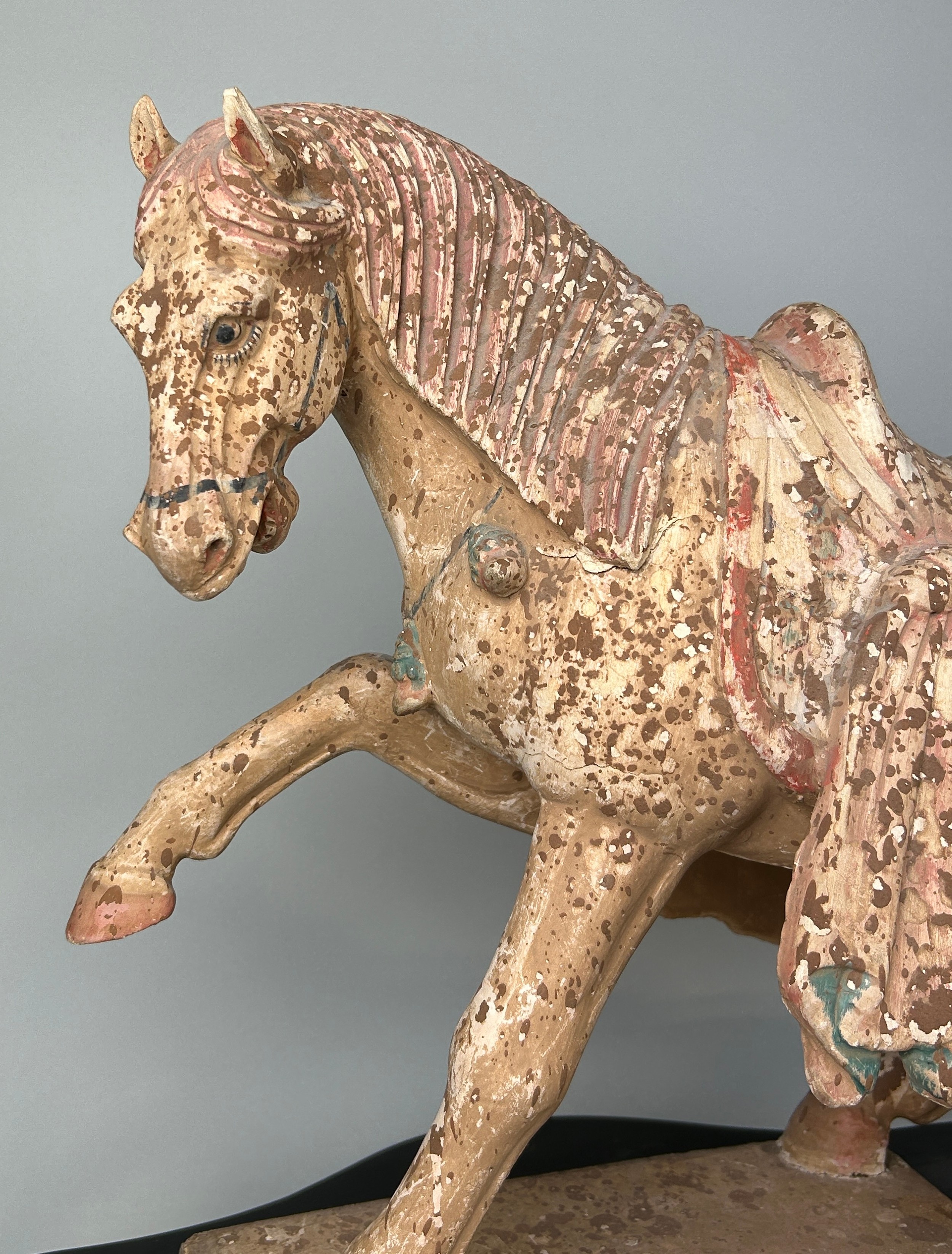 A CHINESE TANG STYLE TERRACOTTA HORSE WITH TRACES OF PIGMENT, 48cm x 38cm x 14cm Sitting on a wooden - Image 5 of 10