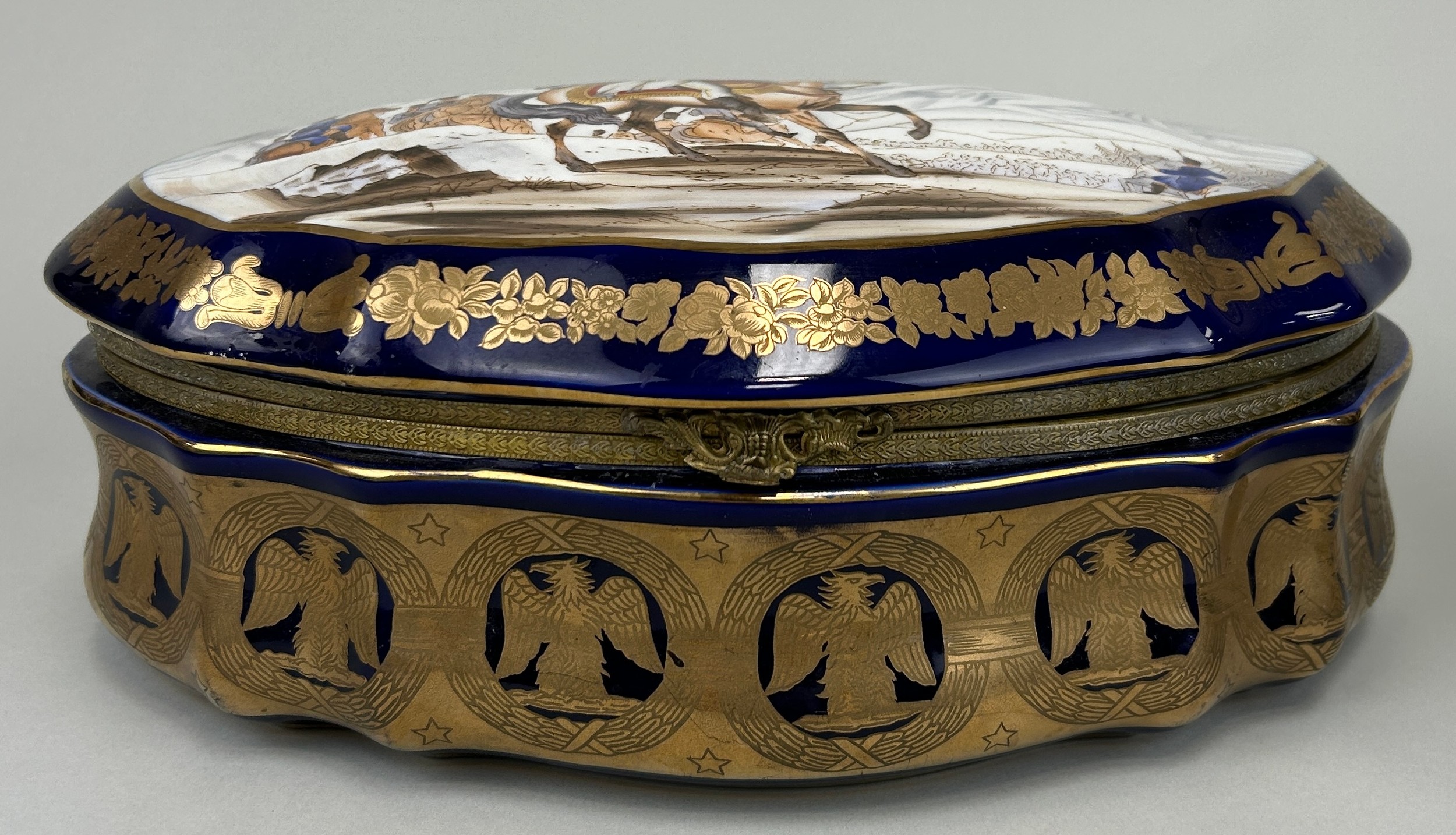 AFTER SEVRES: A SEVRES STYLE PORCELAIN BOX DECORATED WITH A HORSE AND RIDER, WITH GILT EAGLES. - Image 2 of 5