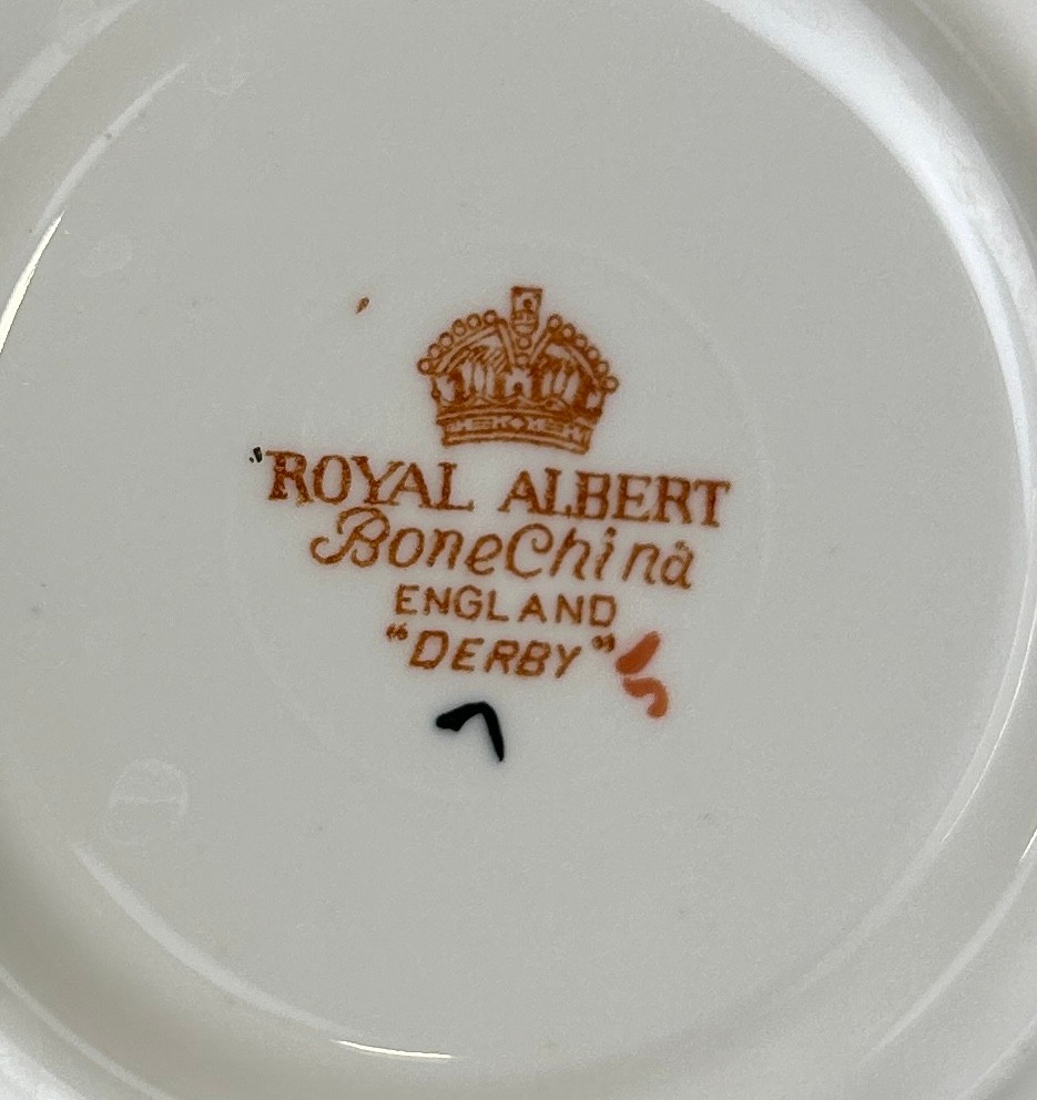 A MIXED ROYAL ALBERT TEA SERVICE TO INCLUDE EIGHTEEN SAUCERS, SEVENTEEN SIDE PLATES AND SIXTEEN - Image 5 of 5