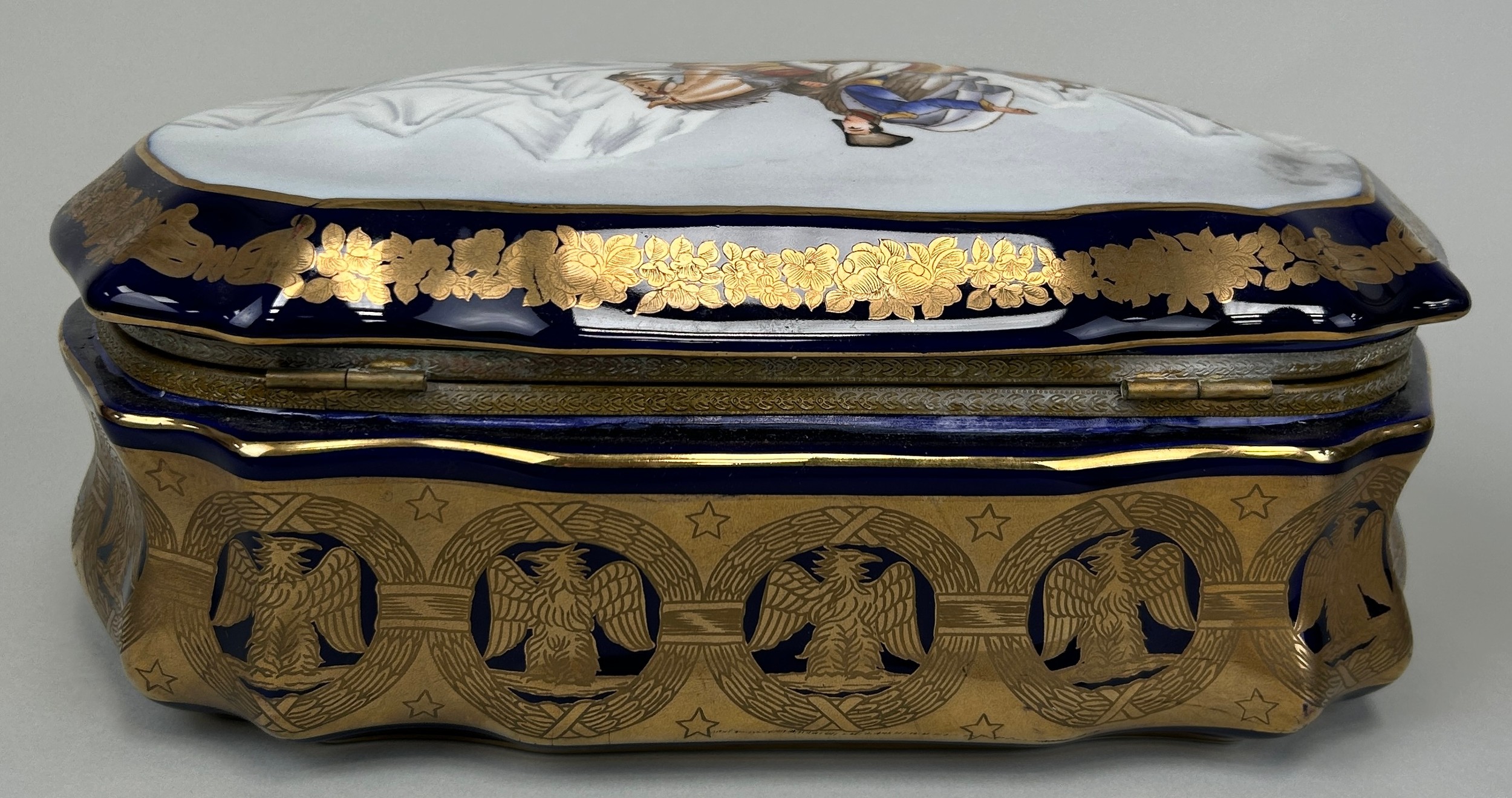 AFTER SEVRES: A SEVRES STYLE PORCELAIN BOX DECORATED WITH A HORSE AND RIDER, WITH GILT EAGLES. - Image 3 of 5