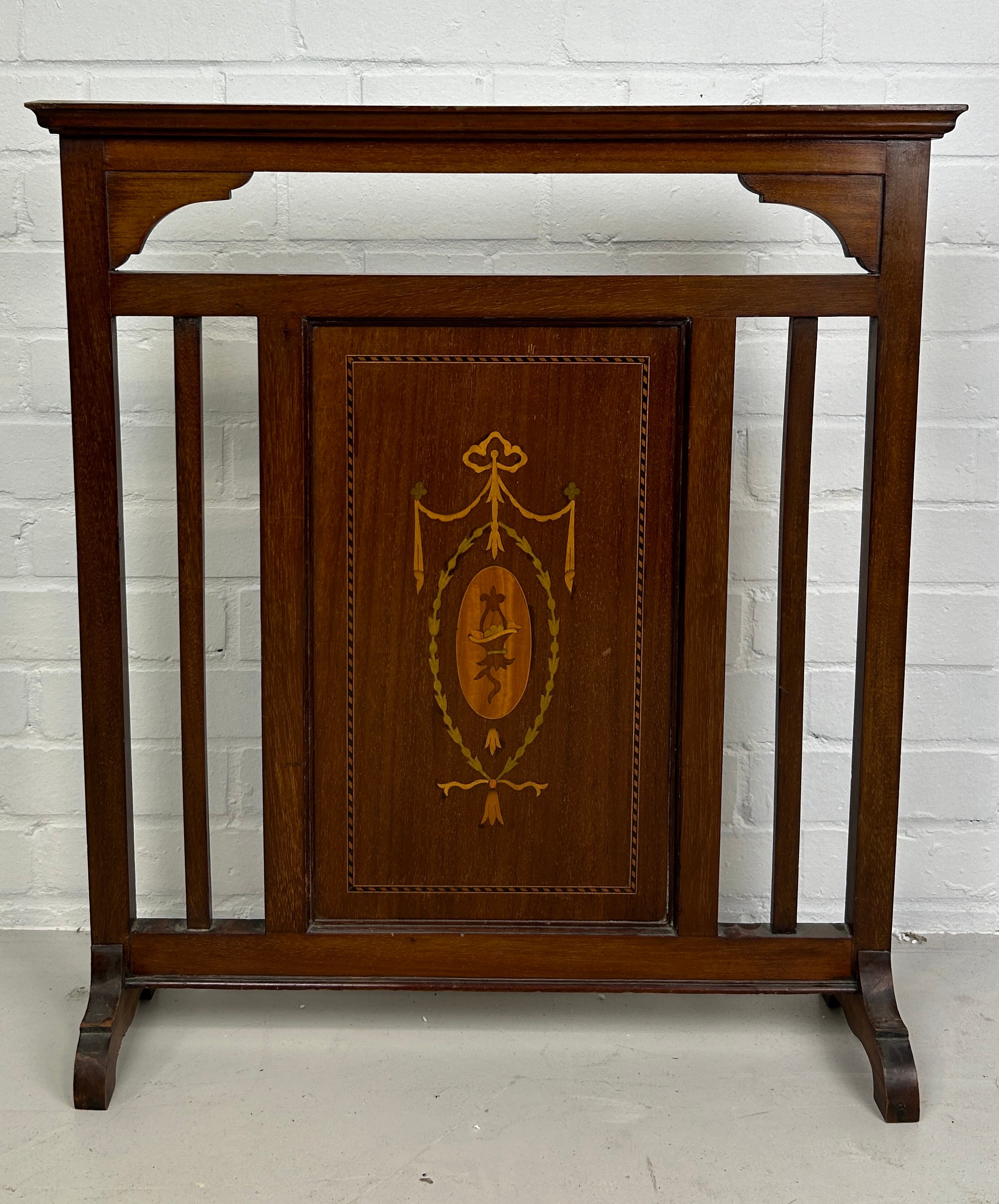 AN EDWARDIAN FIRE SCREEN WITH MARQUETRY INLAID DESIGN 72cm x 61cm x 17cm