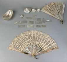A COLLECTION OF MOTHER OF PEARL ITEMS TO INCLUDE TWO FANS, CHINESE PLAQUES, SHELLS (QTY)