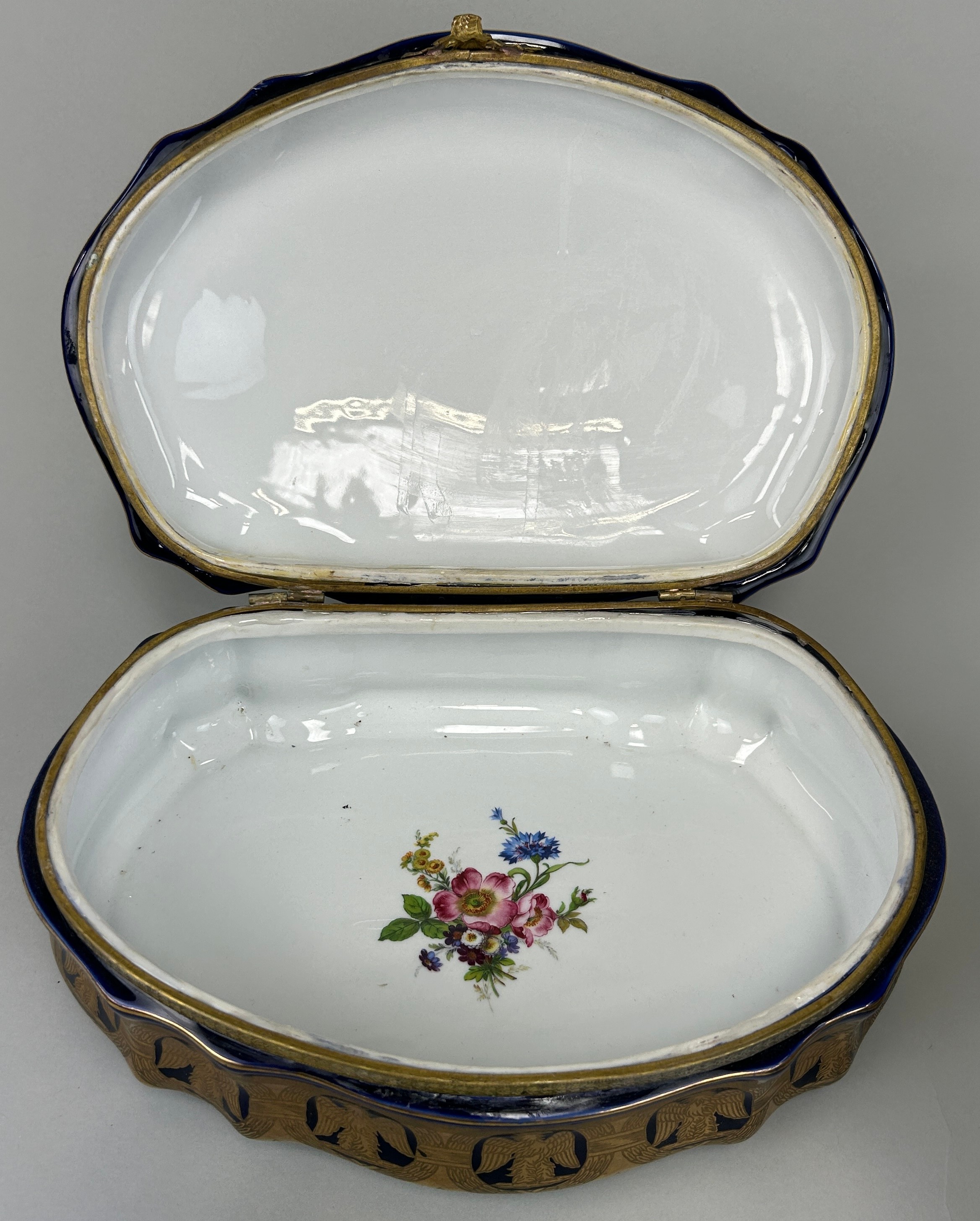 AFTER SEVRES: A SEVRES STYLE PORCELAIN BOX DECORATED WITH A HORSE AND RIDER, WITH GILT EAGLES. - Image 4 of 5