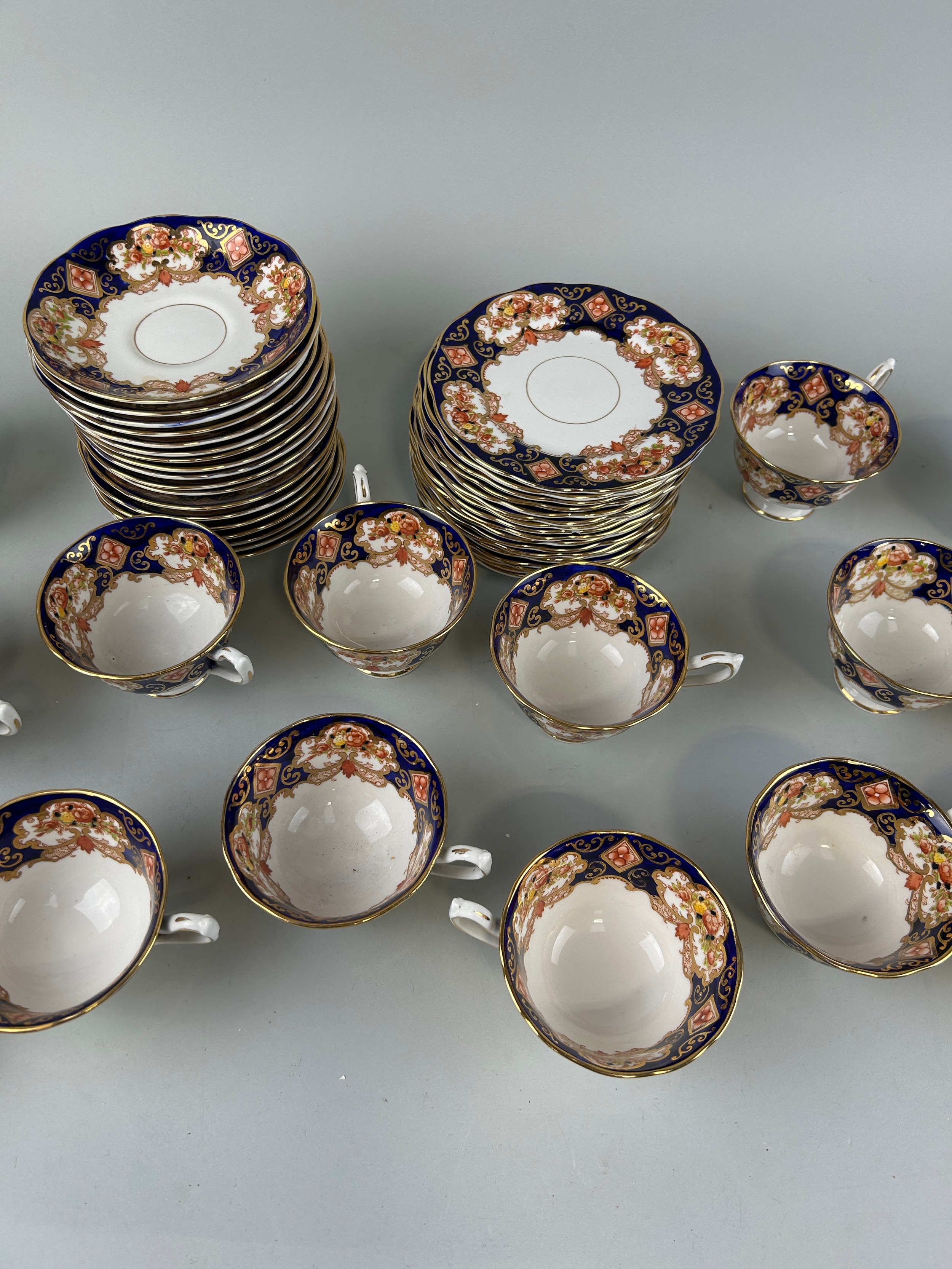 A MIXED ROYAL ALBERT TEA SERVICE TO INCLUDE EIGHTEEN SAUCERS, SEVENTEEN SIDE PLATES AND SIXTEEN - Image 3 of 5
