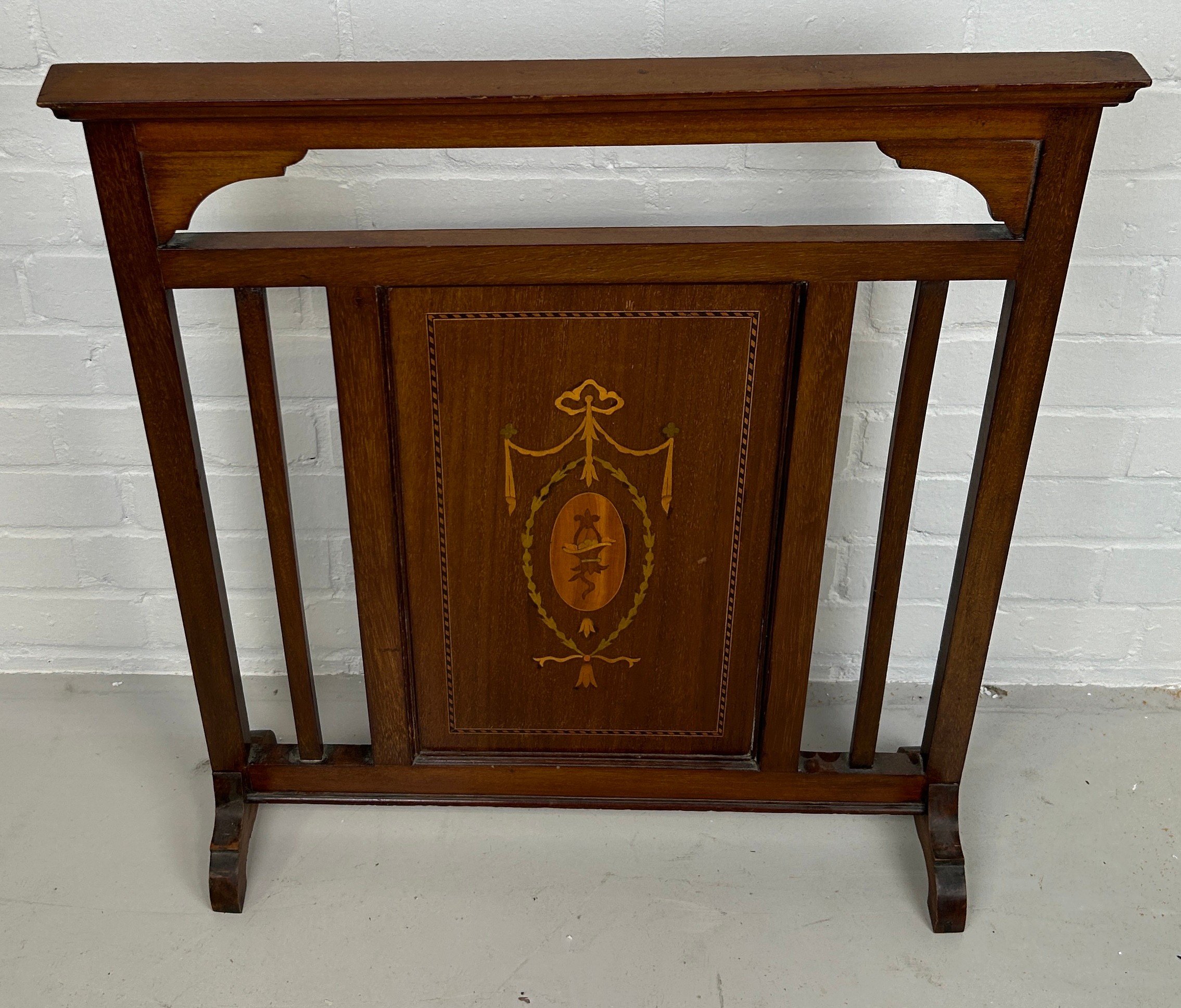 AN EDWARDIAN FIRE SCREEN WITH MARQUETRY INLAID DESIGN 72cm x 61cm x 17cm - Image 2 of 3