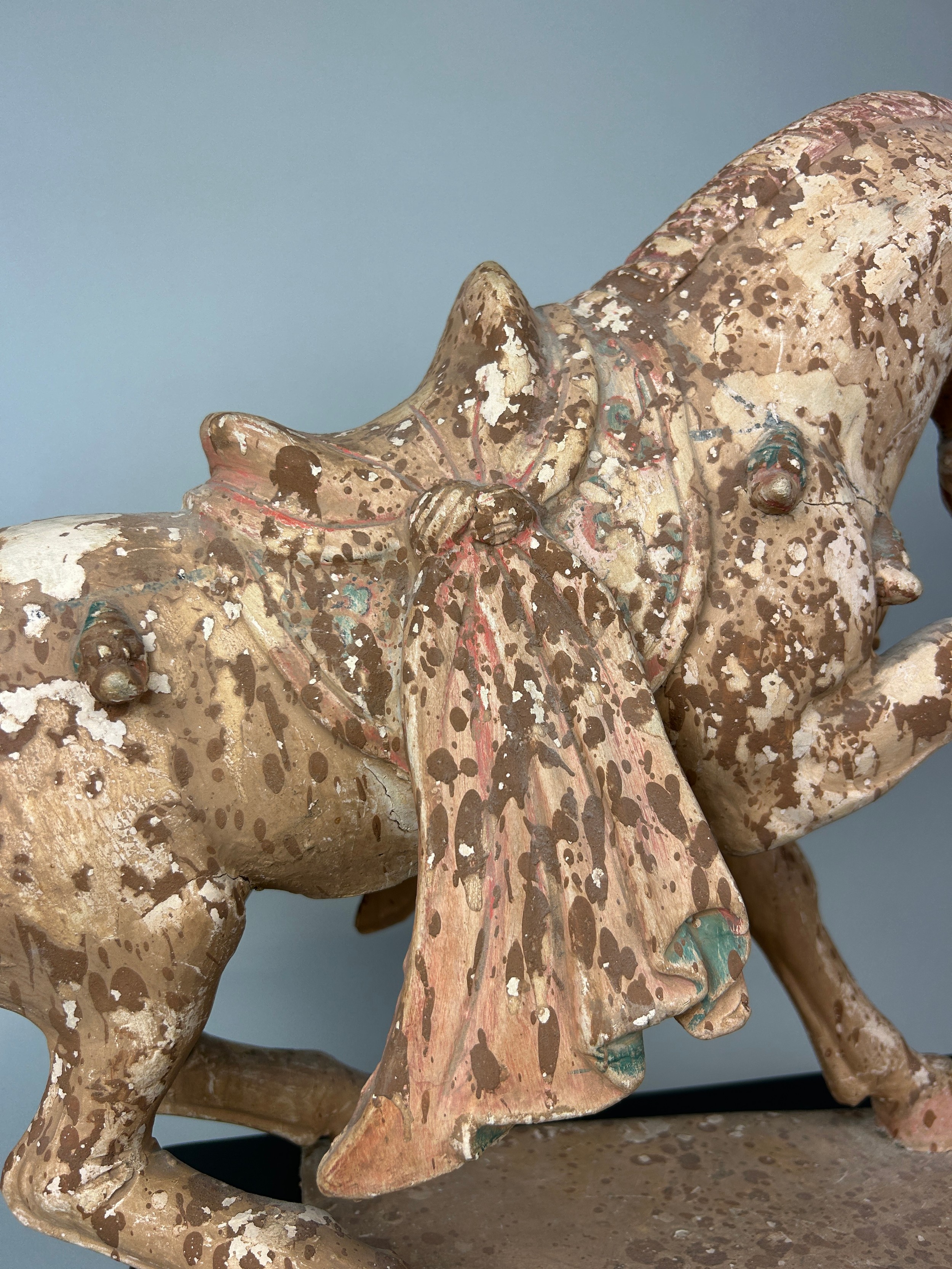 A CHINESE TANG STYLE TERRACOTTA HORSE WITH TRACES OF PIGMENT, 48cm x 38cm x 14cm Sitting on a wooden - Image 7 of 10
