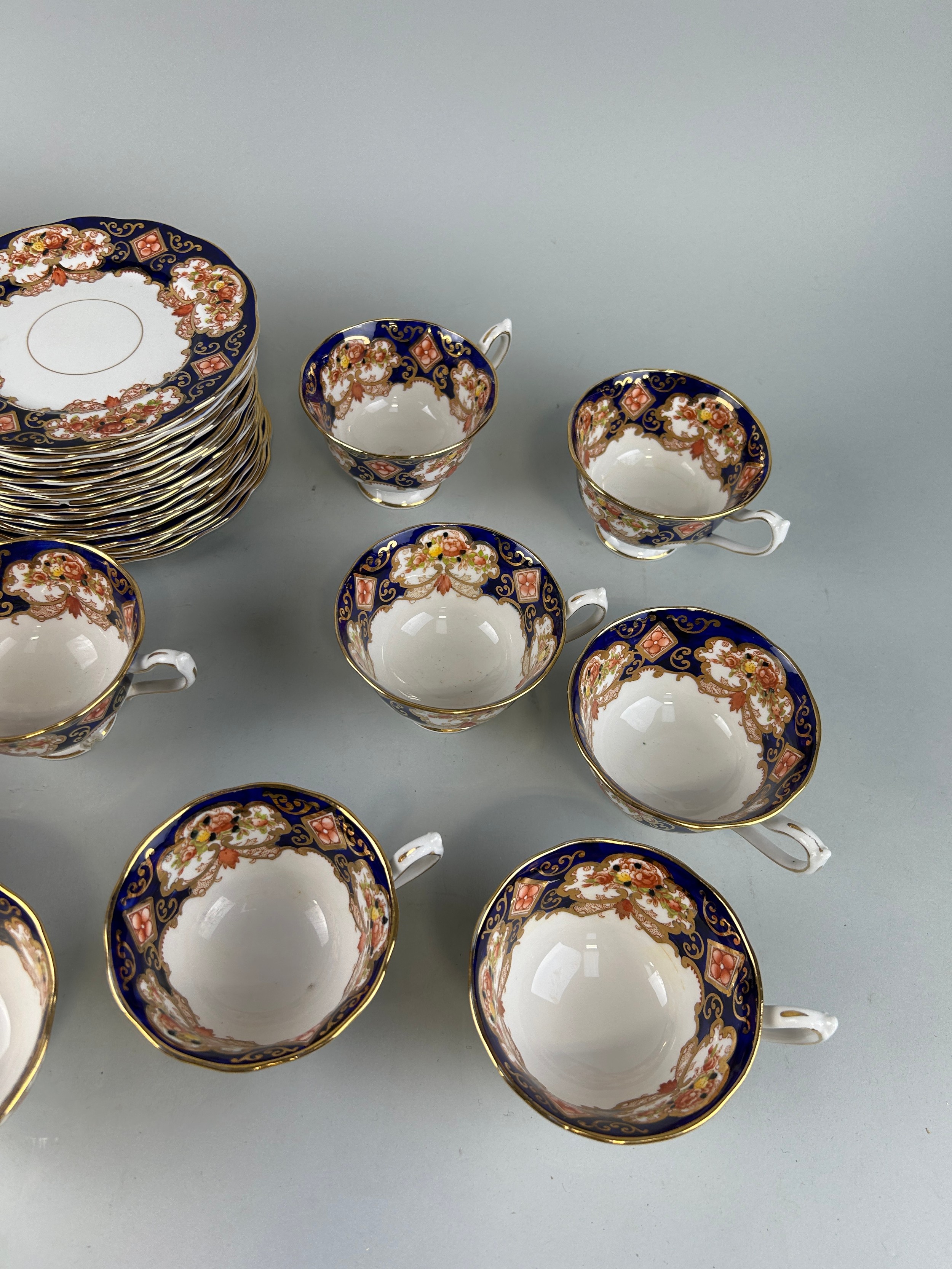A MIXED ROYAL ALBERT TEA SERVICE TO INCLUDE EIGHTEEN SAUCERS, SEVENTEEN SIDE PLATES AND SIXTEEN - Image 4 of 5