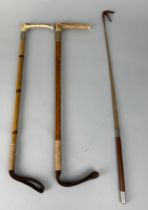 A PAIR OF RIDING CROPS WITH HORN HANDLES ALONG WITH A WHIP, Longest 59cm L