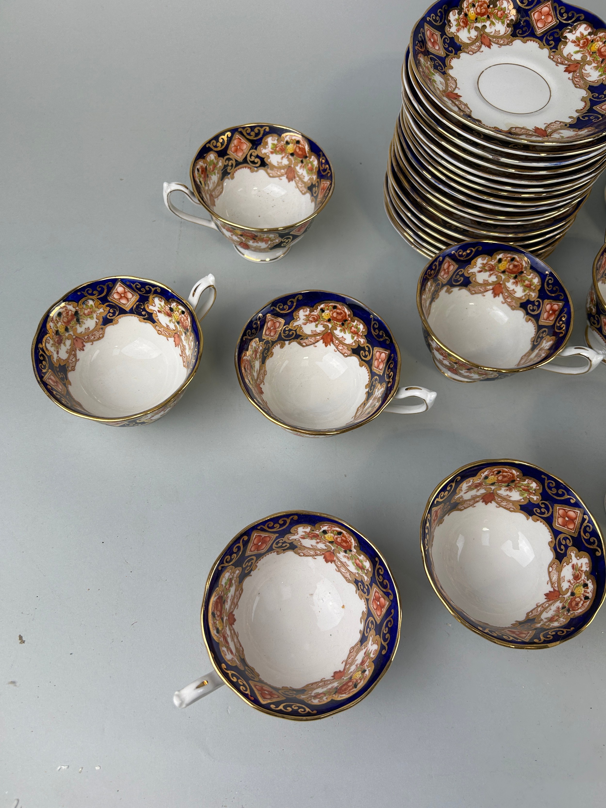 A MIXED ROYAL ALBERT TEA SERVICE TO INCLUDE EIGHTEEN SAUCERS, SEVENTEEN SIDE PLATES AND SIXTEEN - Image 2 of 5