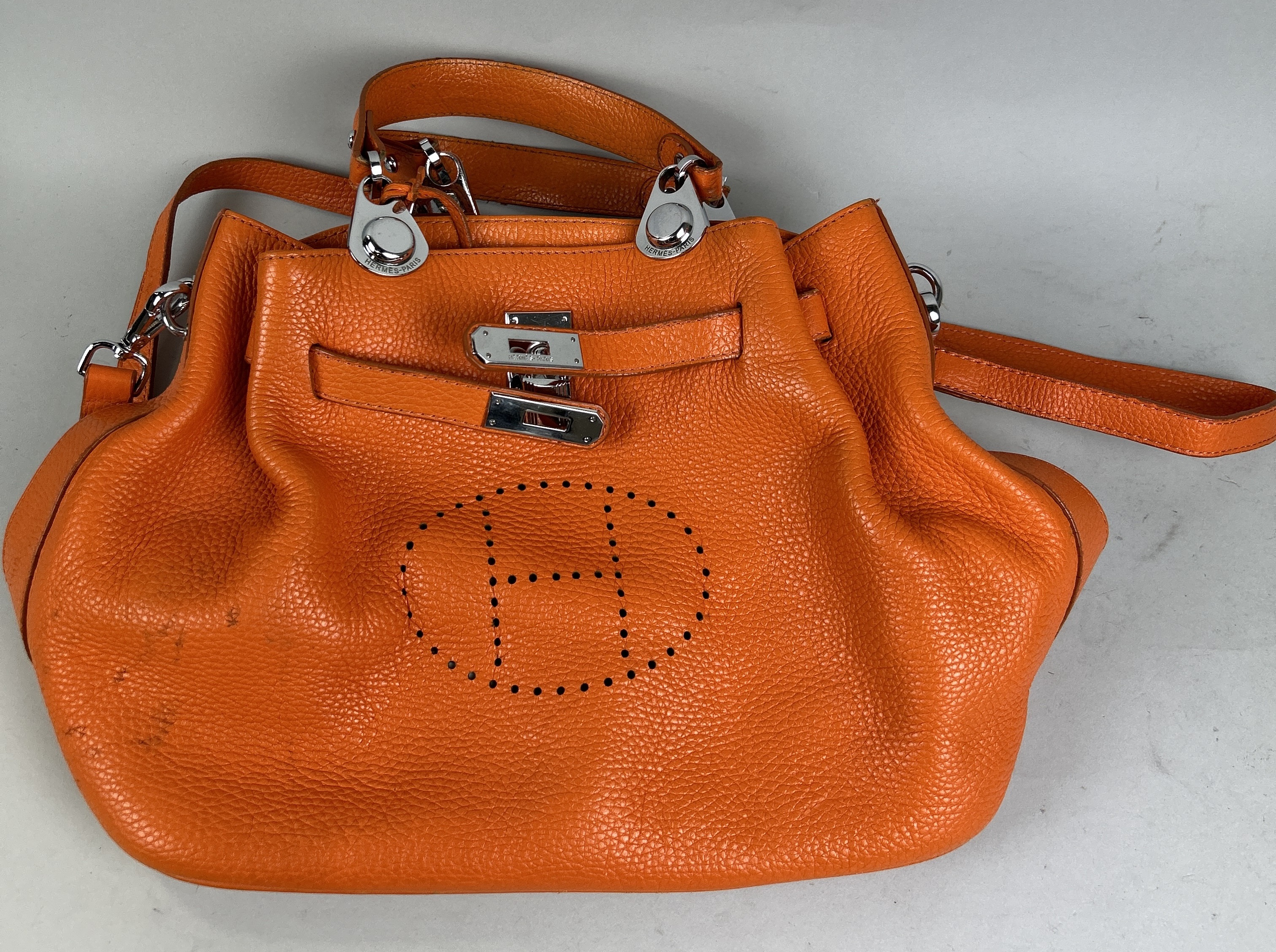 AN ORANGE HERMES STYLE HANDBAG