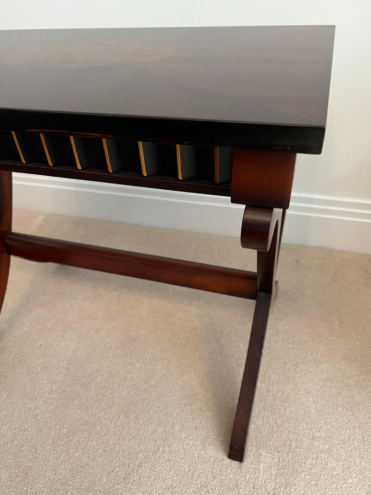 A reproduction side table on cross support legs (58cm x 42cm) - Image 4 of 5