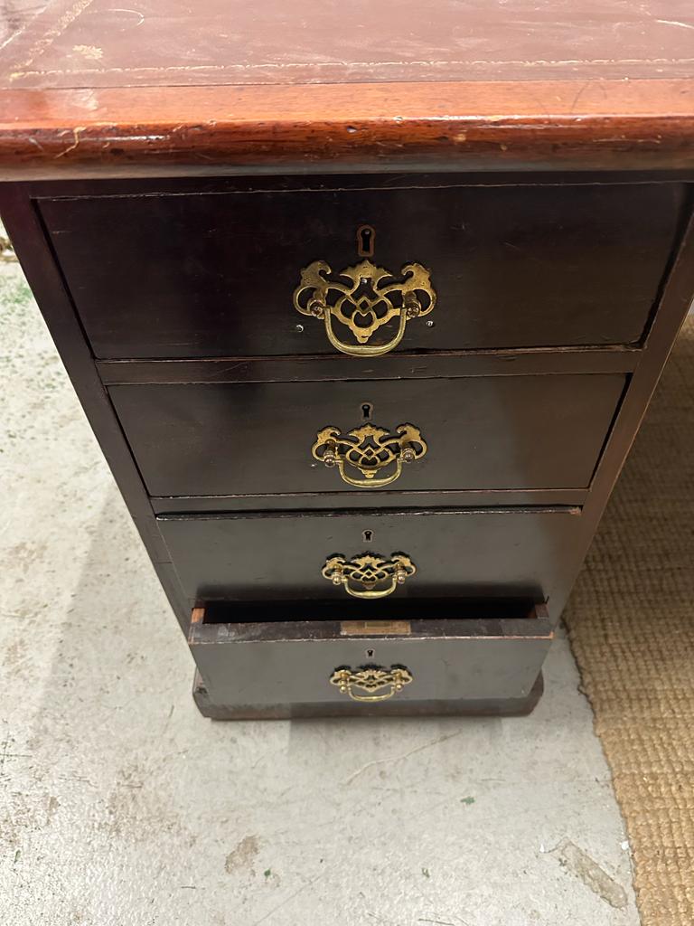 A mahogany pedestal desk with brown leather top and comprising of 3 drawers to right and four to - Image 4 of 5