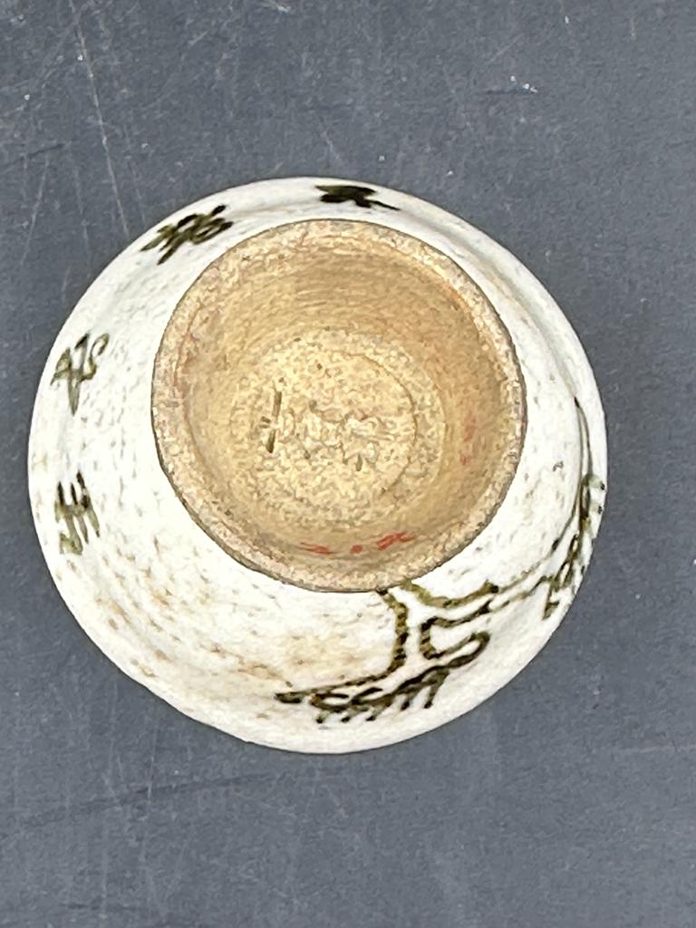 A Japanese porcelain sake cup - Image 3 of 4