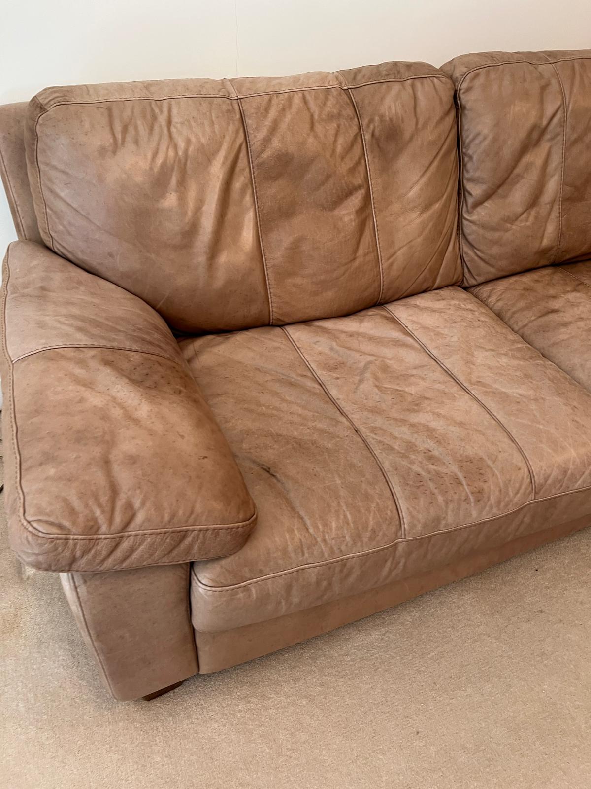 A three seater leather sofa (H78cm W208cm D92cm) - Image 2 of 6