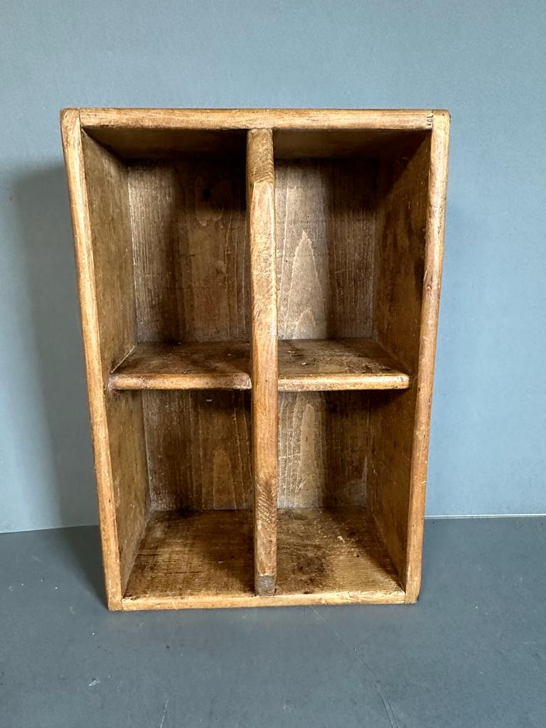 A vintage oak carrying tray comprising of four compartments and a handle - Image 2 of 6