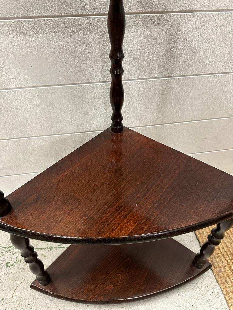 A mahogany four tier corner stand on turned supports (H110cm D30cm W50cm) - Image 3 of 4