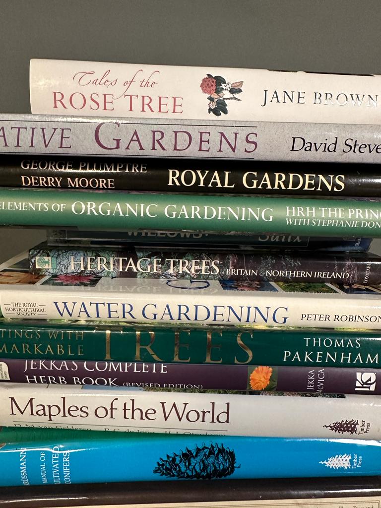 A large selection of horticultural and gardening reference books - Image 3 of 3