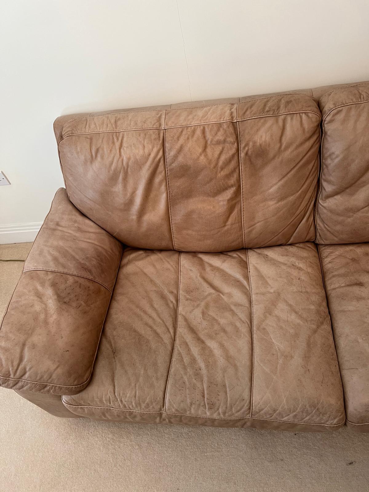 A three seater leather sofa (H78cm W208cm D92cm) - Image 5 of 6