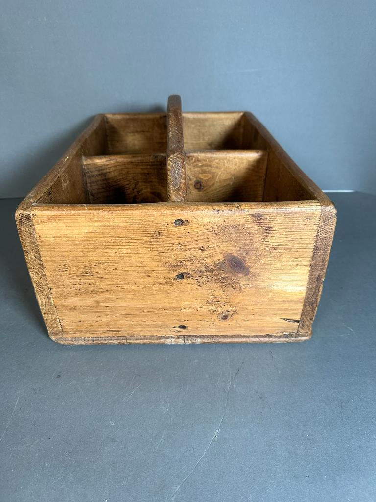 A vintage oak carrying tray comprising of four compartments and a handle - Image 3 of 6