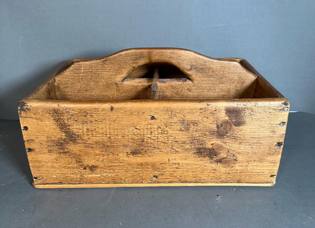 A vintage oak carrying tray comprising of four compartments and a handle - Image 4 of 6