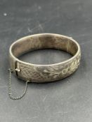 A single silver bangle