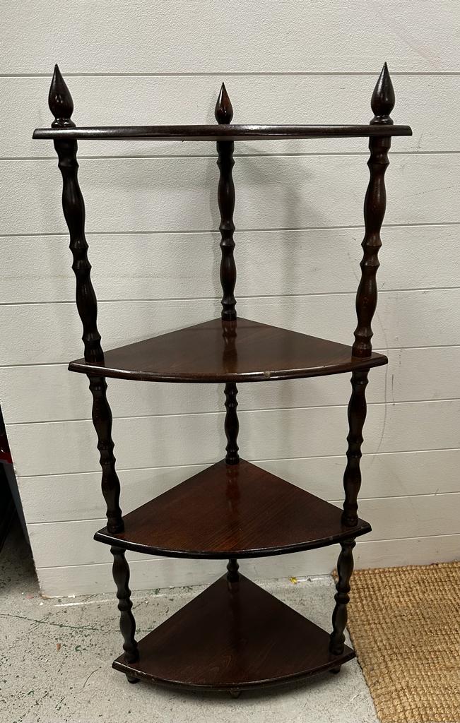 A mahogany four tier corner stand on turned supports (H110cm D30cm W50cm)