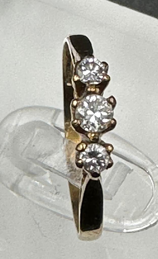 A three stone diamond ring on 9ct gold size L - Image 3 of 4