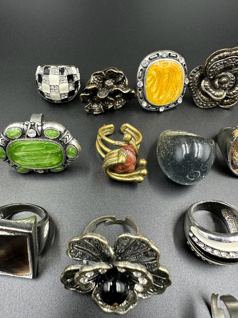 A selection of quality costume rings - Image 5 of 5