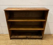 An antique open light oak bookcase (H68cm W80cm D25cm)