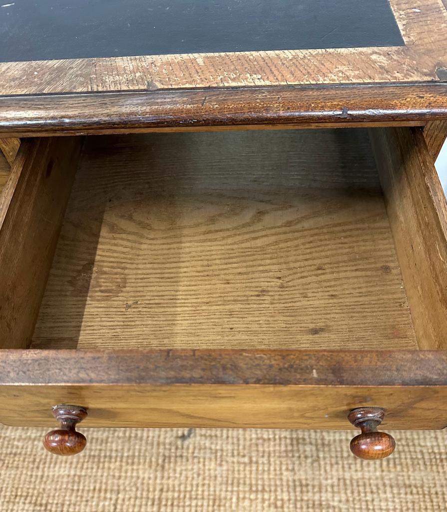 An oak pedestal desk with long central drawer flanked by four shorter drawers to left and right ( - Image 5 of 5