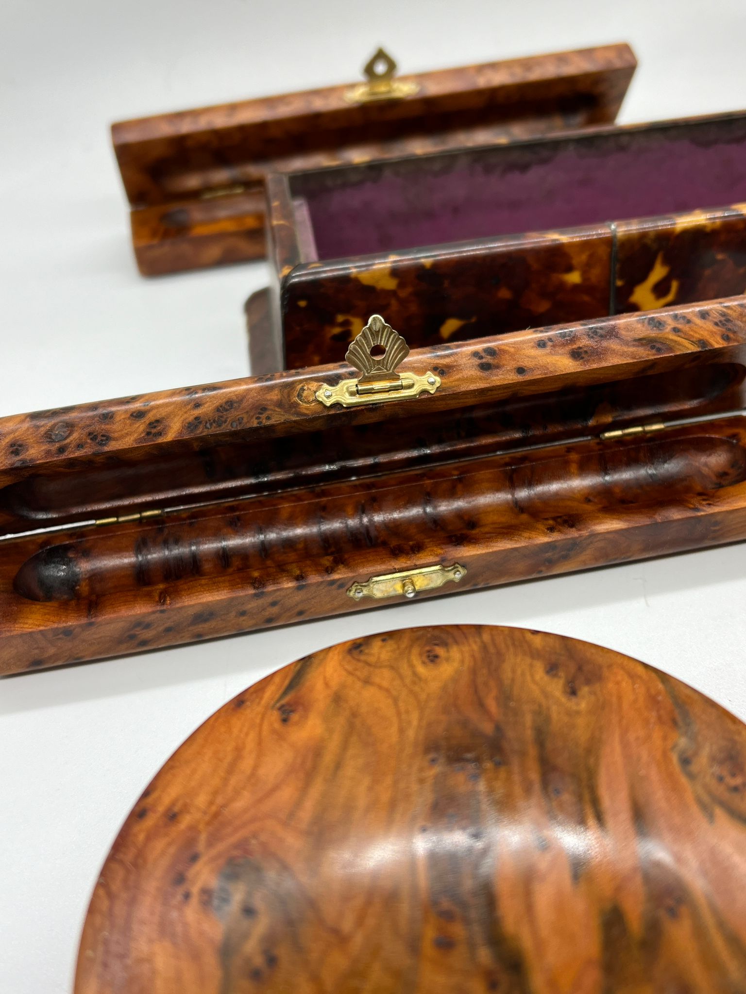 A selection of Treen to include cribbage board, lidded pots etc - Image 4 of 4