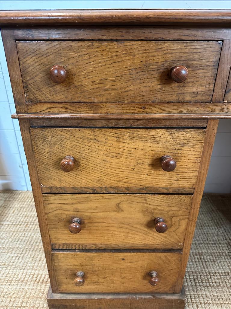 An oak pedestal desk with long central drawer flanked by four shorter drawers to left and right ( - Image 2 of 5