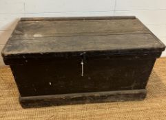 A vintage black trunk with handles to ends (H49cm W90cm D46cm)