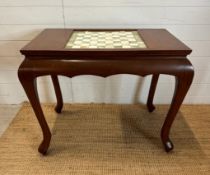 A mahogany chess table with green and white marble board on cabriole legs (H75cm W87cm D50cm)