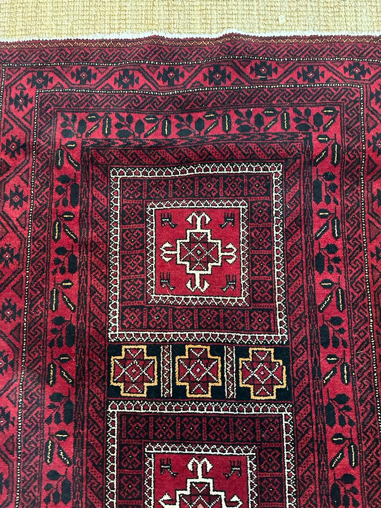 A red ground wool rug with geometric central medallions - Image 5 of 5