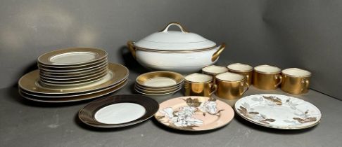 A part Fritz and Floyd "Gold Rondelet" dinner service comprising of nine chop plates, ten dinner