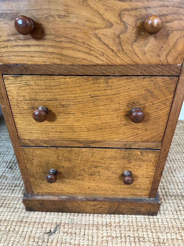 An oak pedestal desk with long central drawer flanked by four shorter drawers to left and right ( - Image 3 of 5