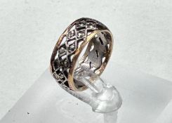 An ornate 9ct gold and silver ring size K, approximate weight 3.2g