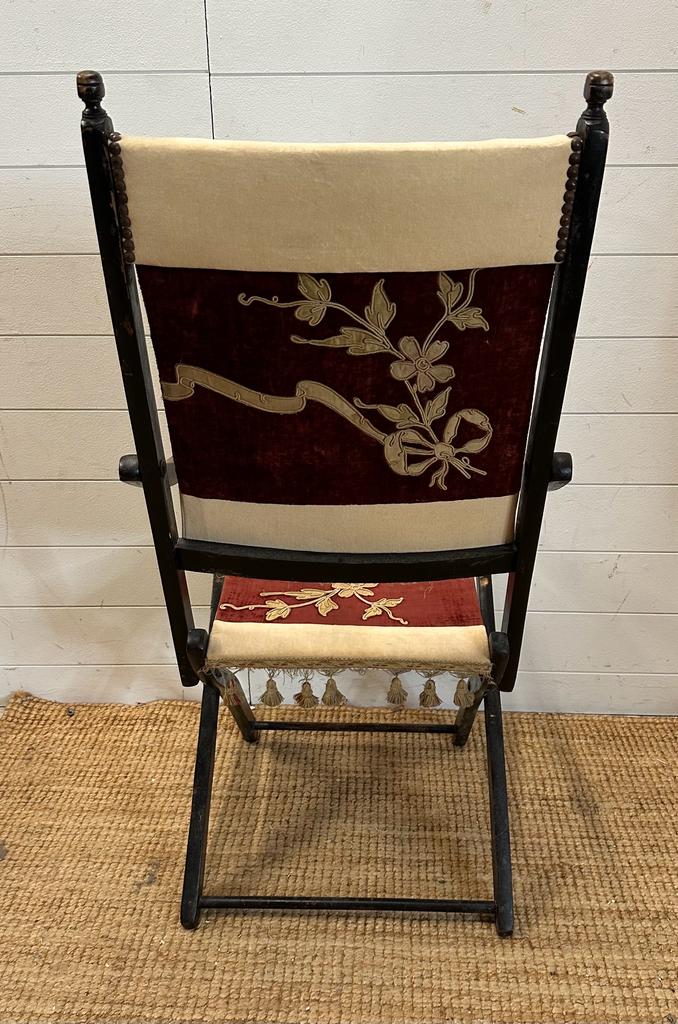 A lacquered wooden folding campaign chair with red and white floral seat and back - Image 3 of 5