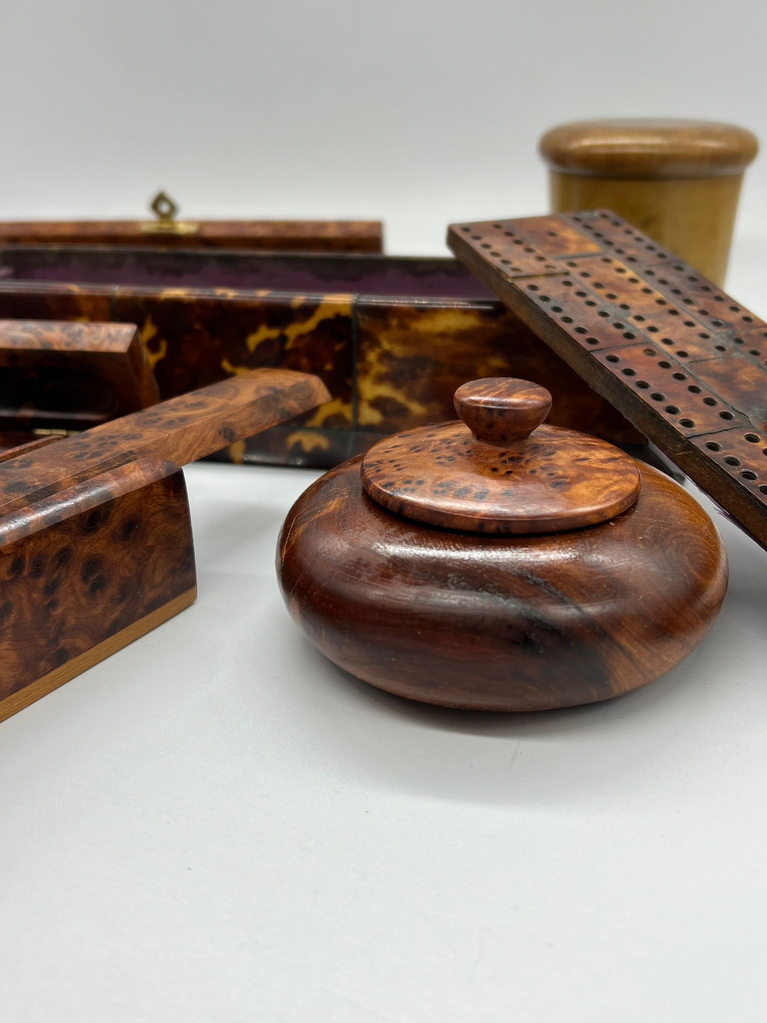 A selection of Treen to include cribbage board, lidded pots etc - Image 3 of 4