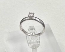 An 18ct white gold diamond ring, size K.
