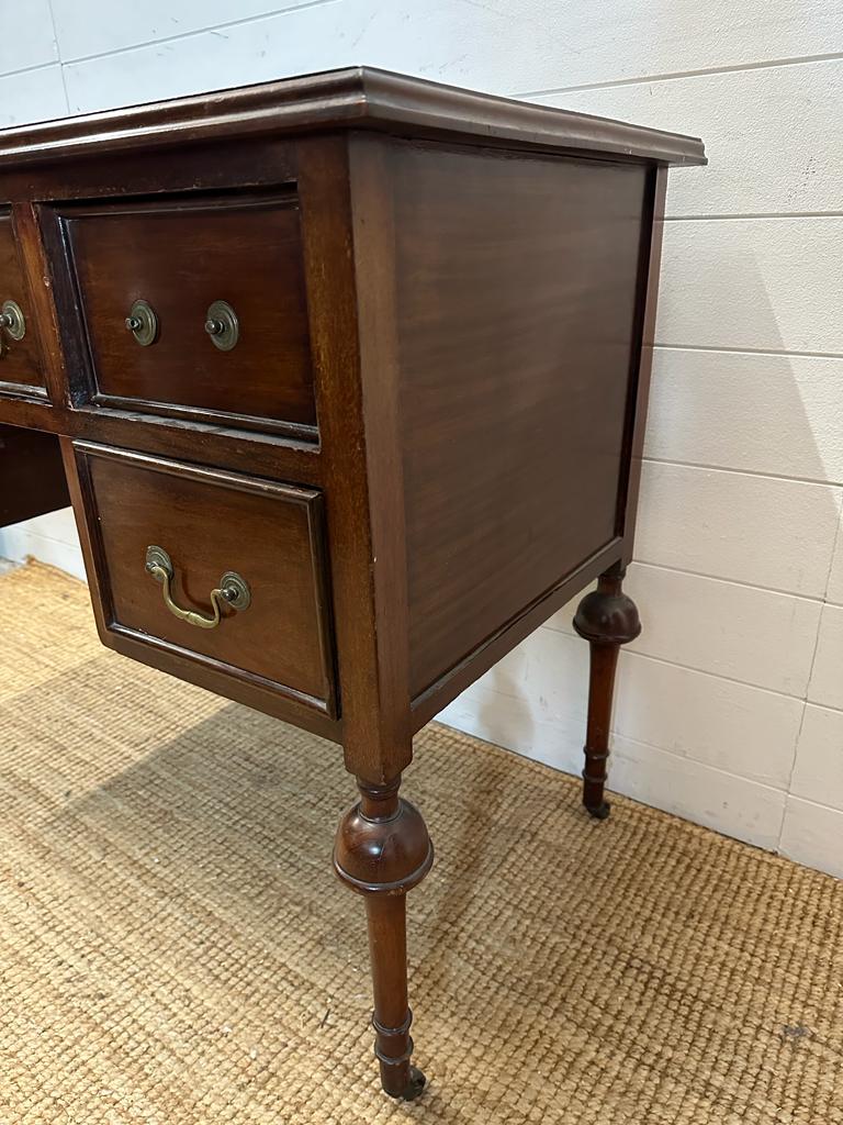 A mahogany knee hole dressing table with central drawer flanked by two shorter drawers, turned - Image 7 of 7