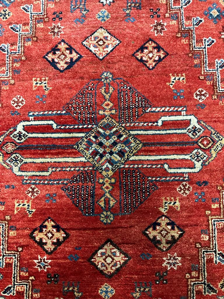 A red ground Keshan Shirvaz style rug 210cm x 148cm - Image 2 of 4